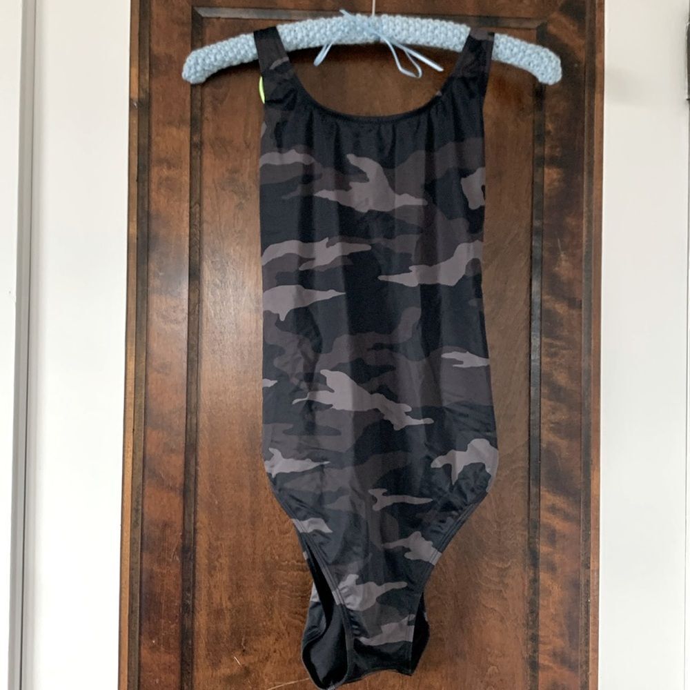 Athleta Camo One Piece Swimsuit Size 42 (16/18) Excellent Condition